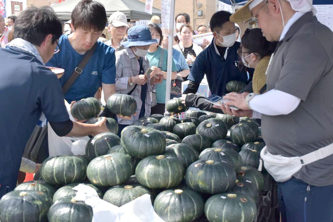江戸崎かぼちゃを買い求める人たち=稲敷市中山
