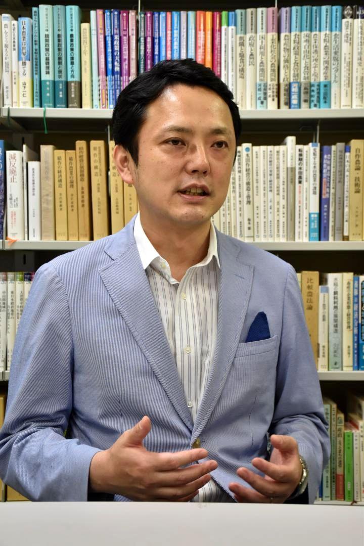 インタビューに答える茨城大の西川邦夫教授
