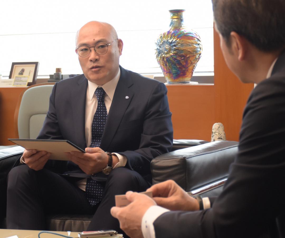 大井川和彦知事(右)に創薬研究の説明をする日本新薬の中井亨社長=県庁
