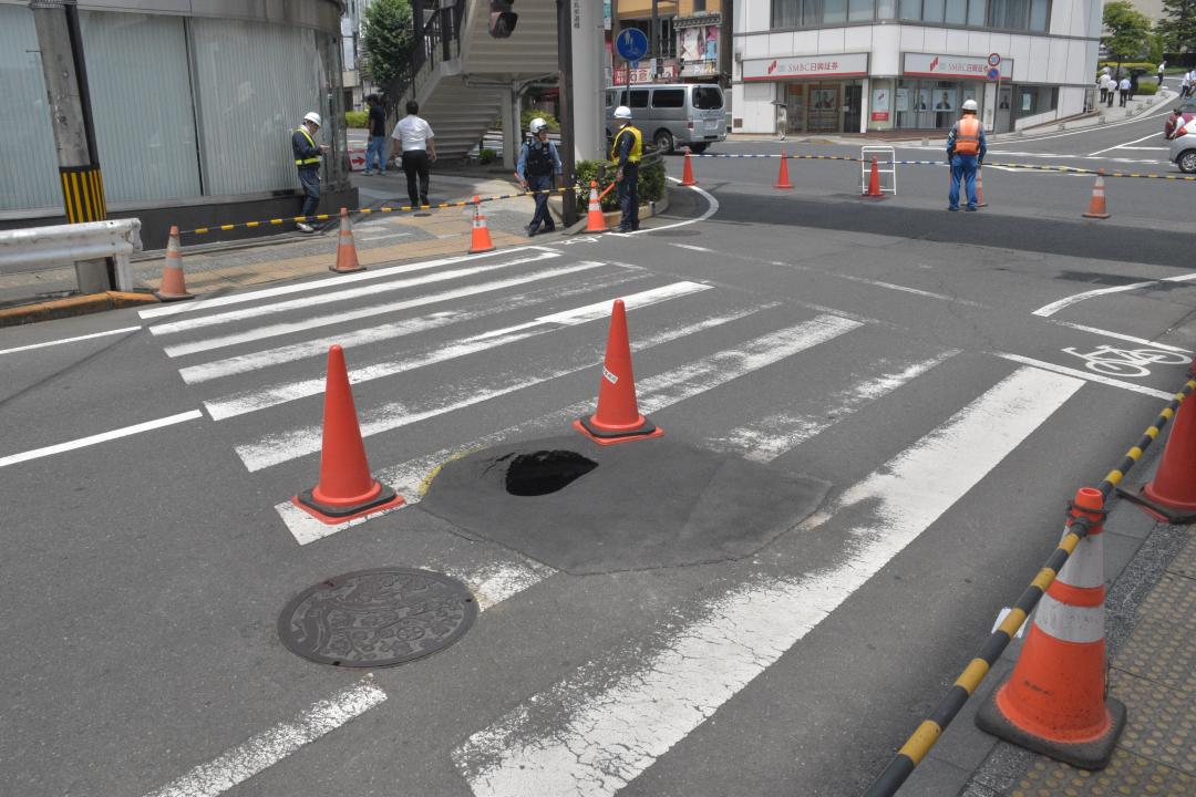 国道の80センチメートルの陥没=水戸市宮町
