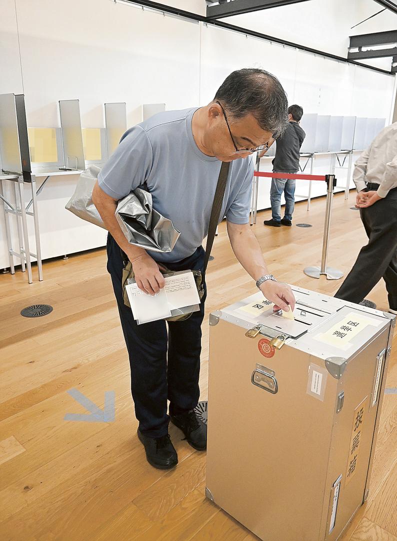 期日前投票で1票を投じる有権者=水戸市役所(画像の一部を加工しています)

