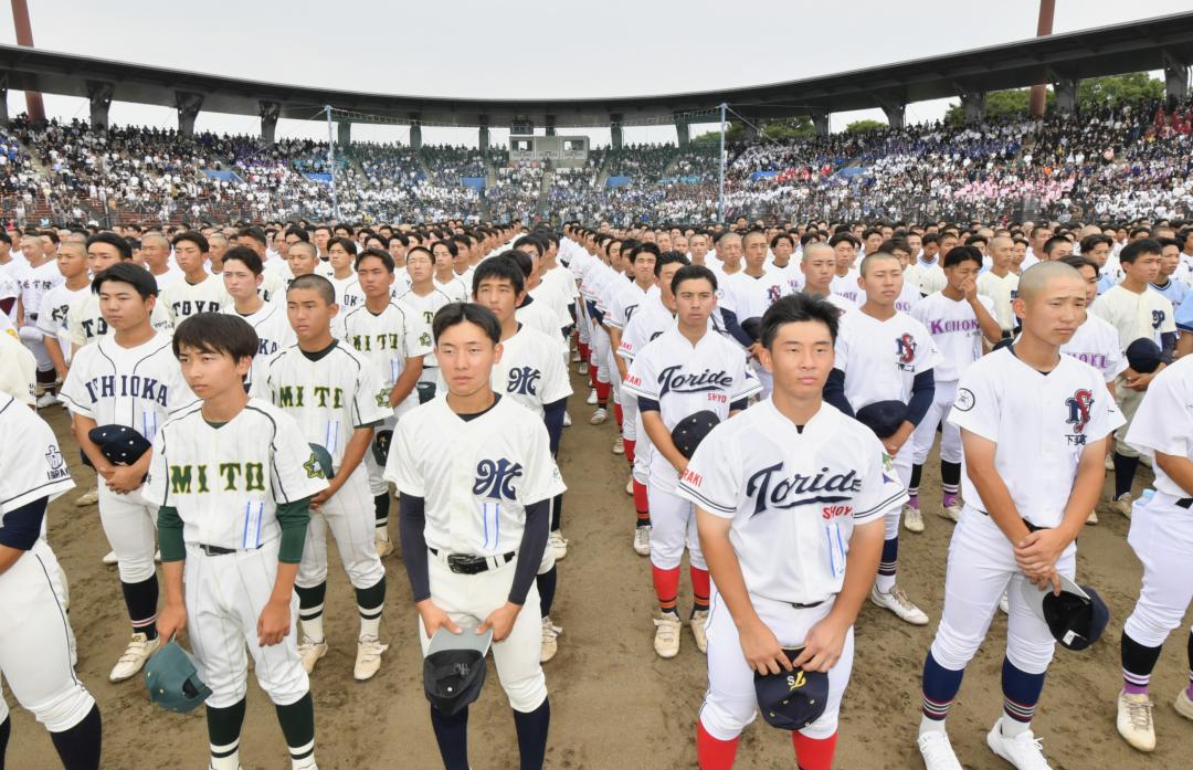 全国高校野球選手権茨城大会が開幕し、開会式で整列する91校84チームの選手たち=ノーブルホーム水戸