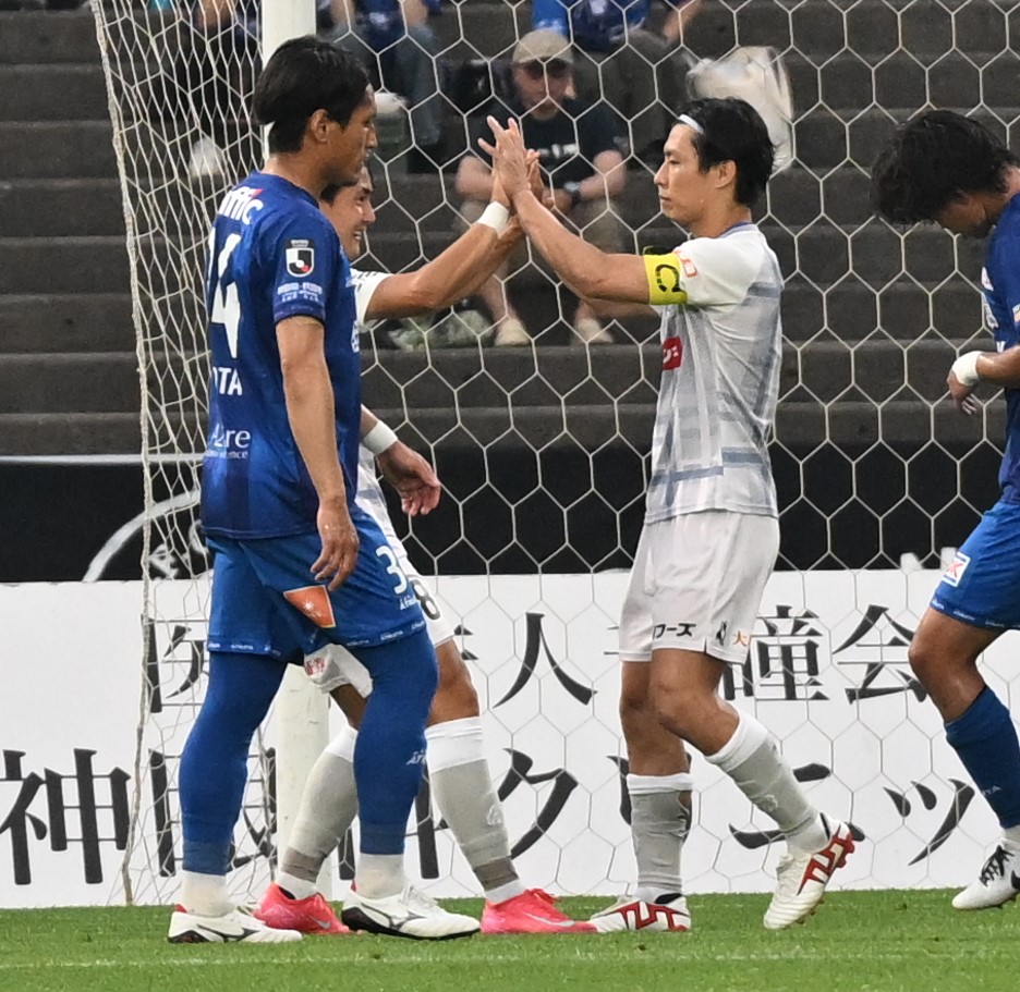 秋田-水戸 前半8分、PKを決めて先制し、チームメートに祝福される水戸の渡辺(右)=ソユースタジアム