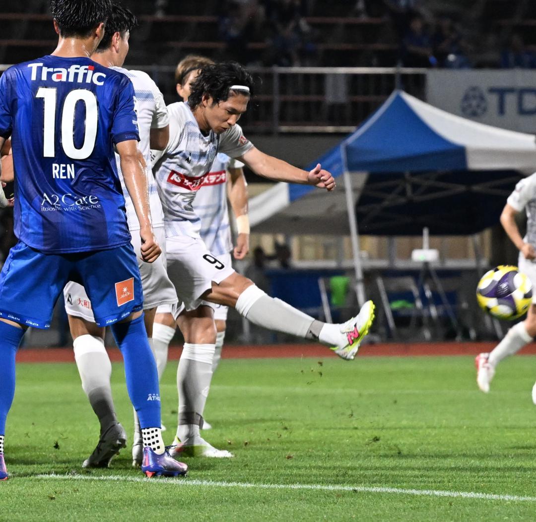 秋田-水戸 後半、自陣ゴール前でクリアする水戸の加藤(中央)=ソユースタジアム