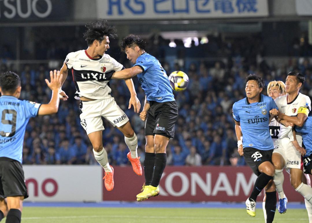 川崎-鹿島 前半20分、ゴール前で競り合う鹿島・知念(左から2人目)=UvanceとどろきスタジアムbyFujitsu