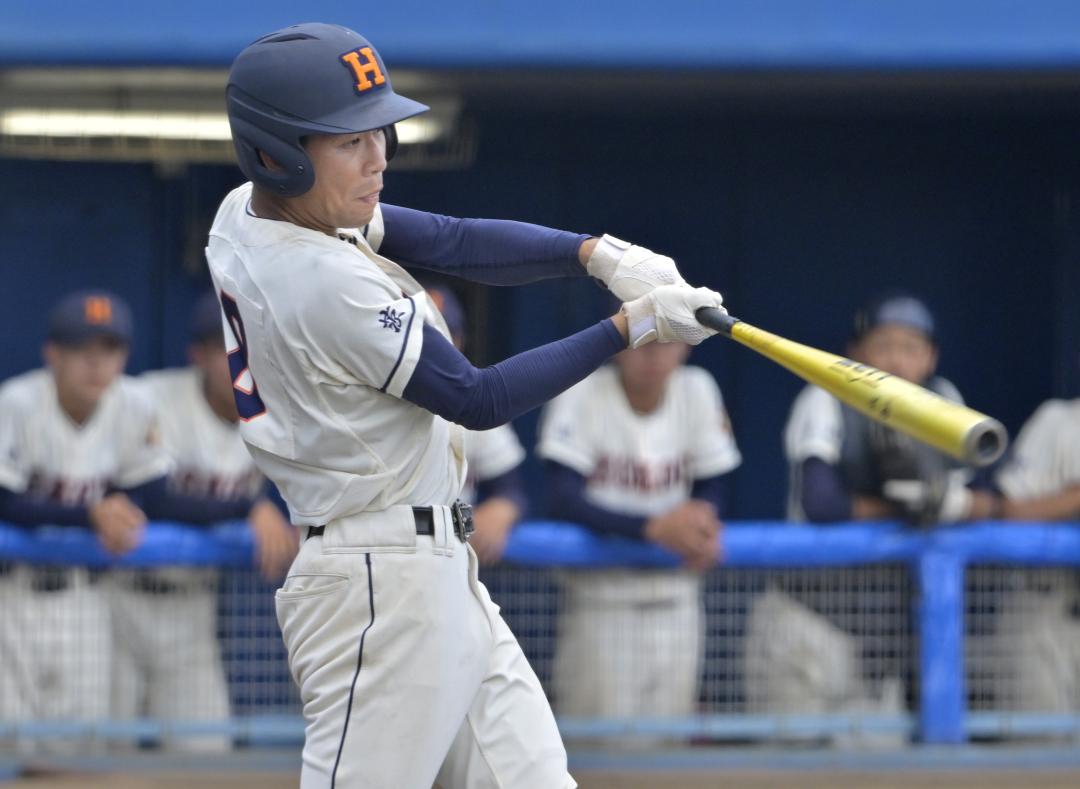 水戸一ー鉾田一 8回裏鉾田一1死二、三塁、高橋が中前に勝ち越しの2点適時打を放つ=ノーブルホーム水戸