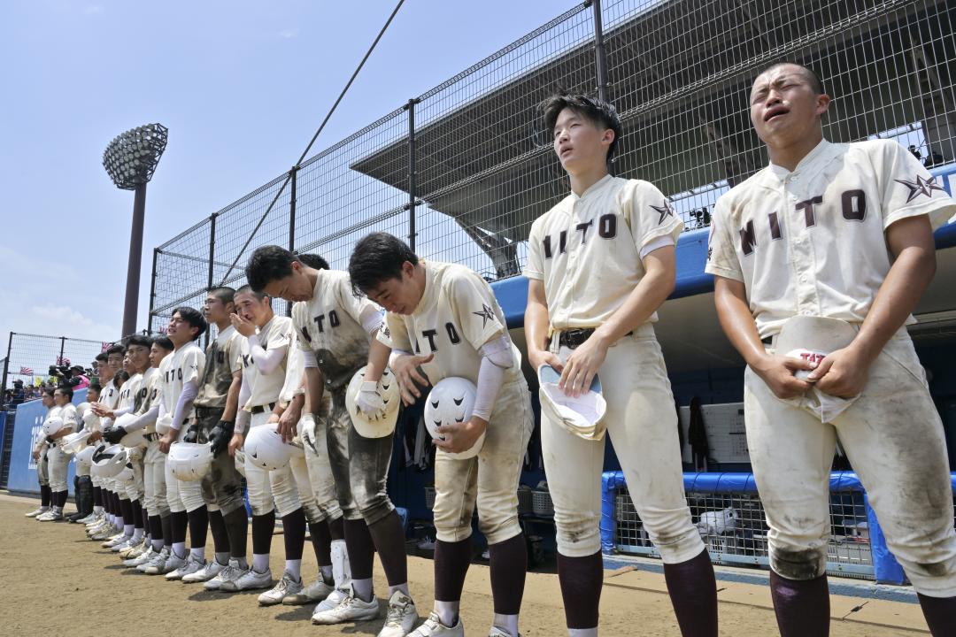 水戸一ー鉾田一 鉾田一に敗れ初戦敗退となり、肩を落とす水戸一のエース古宮(右から2人目)=ノーブルホーム水戸
