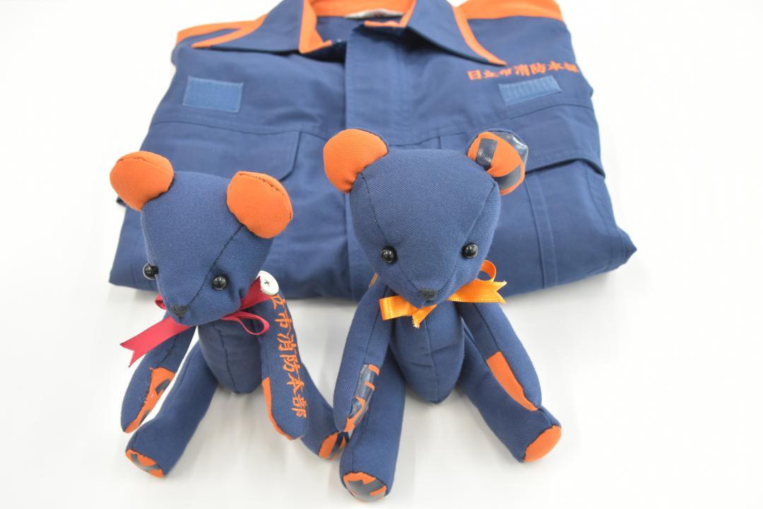 廃棄される消防隊員の制服で作った熊のぬいぐるみの試作品。9月上旬にも販売を始める=日立市内
