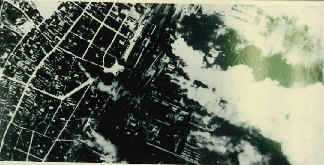 1945年4月12日、空襲を受ける保土谷化学工業郡山工場(福島県郡山市所蔵=米国立公文書館提供)