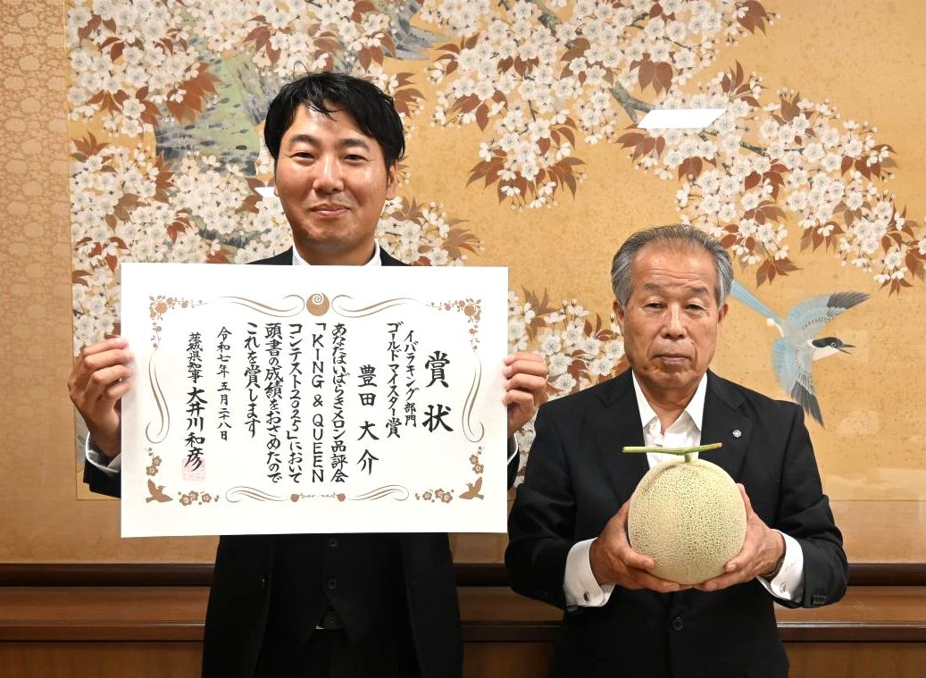 茨城町の小林宣夫町長(右)にメロン品評会の最優秀賞受賞を報告した豊田大介さん=同町役場
