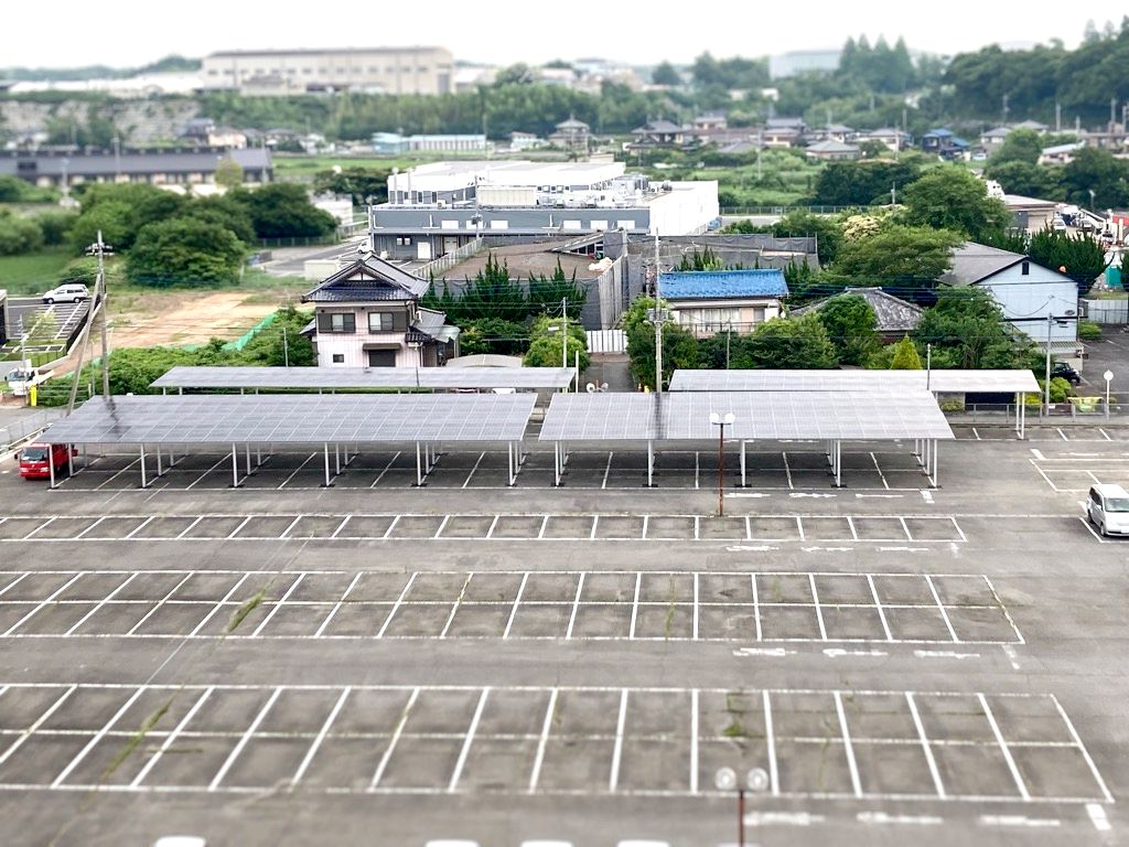 市役所北側駐車場に設置した太陽光発電パネル付きカーポート(龍ケ崎市提供)
