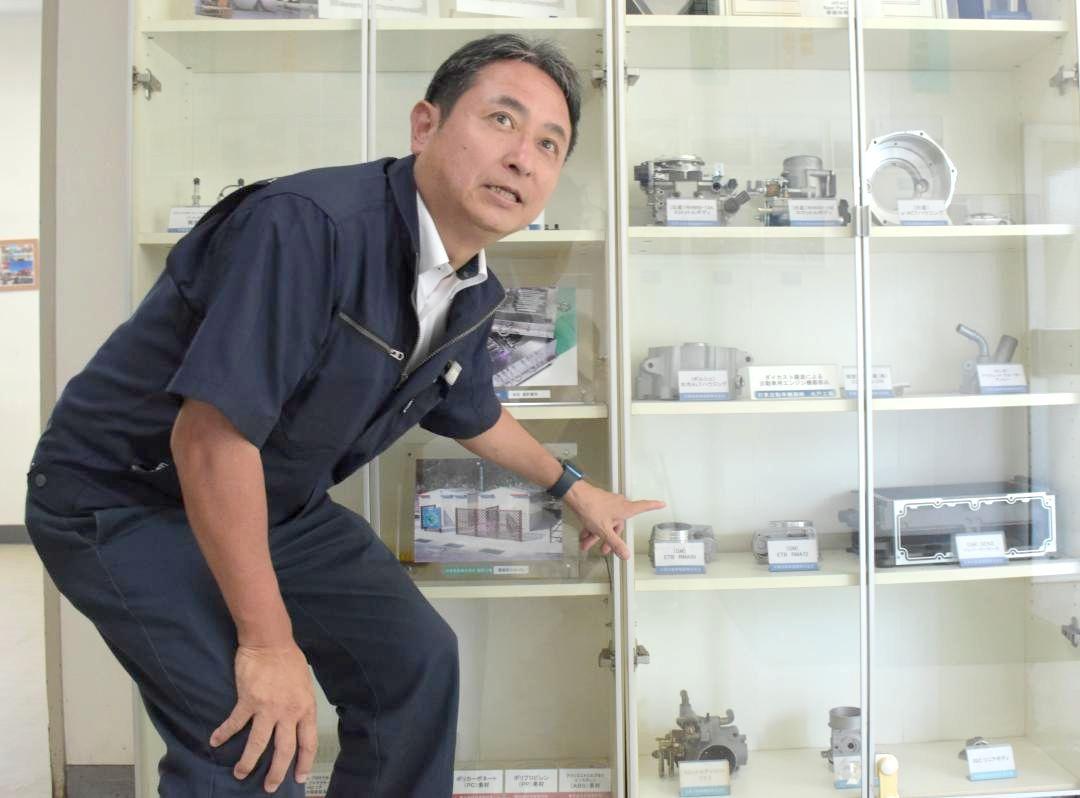 関税対象の自動車部品について説明する日東電気グループの阿部太洋社長=茨城町長岡
