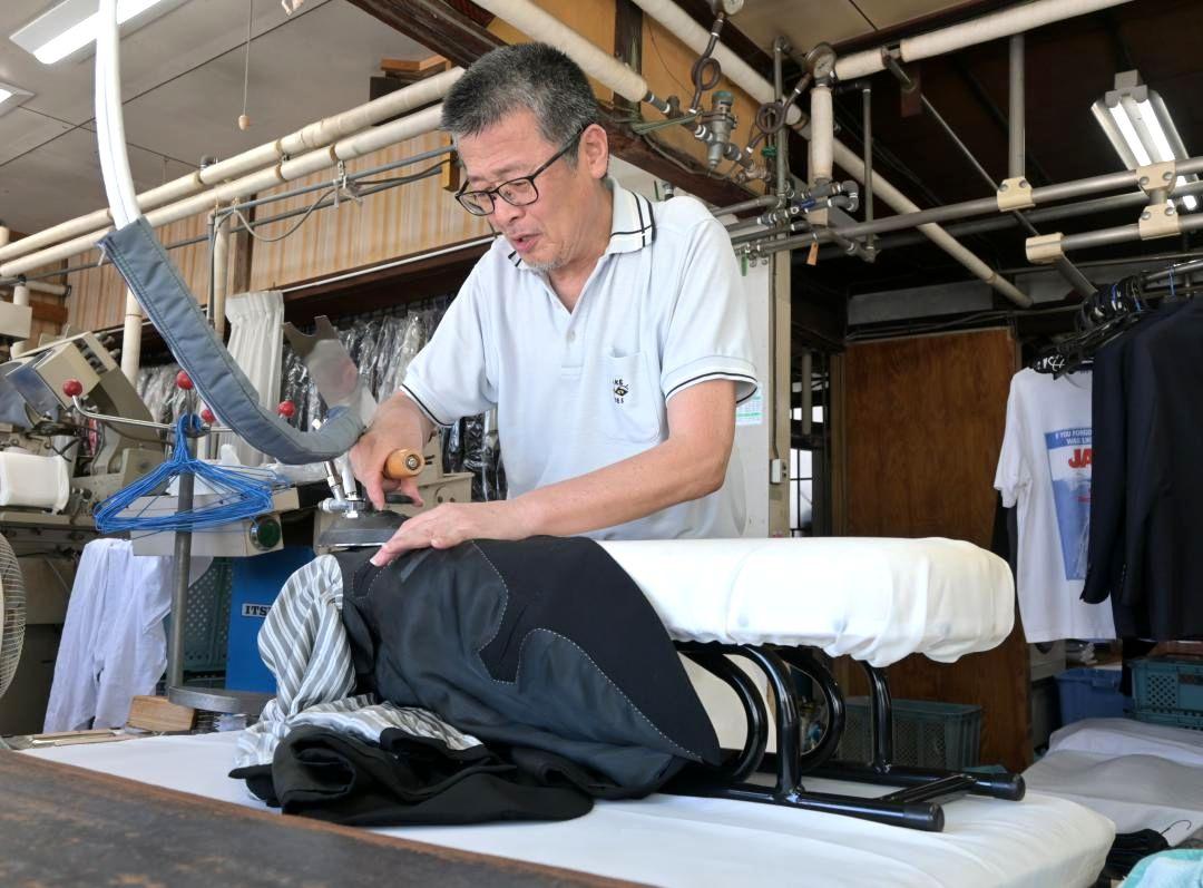スーツにアイロンをかける鈴木千弘さん=筑西市丙