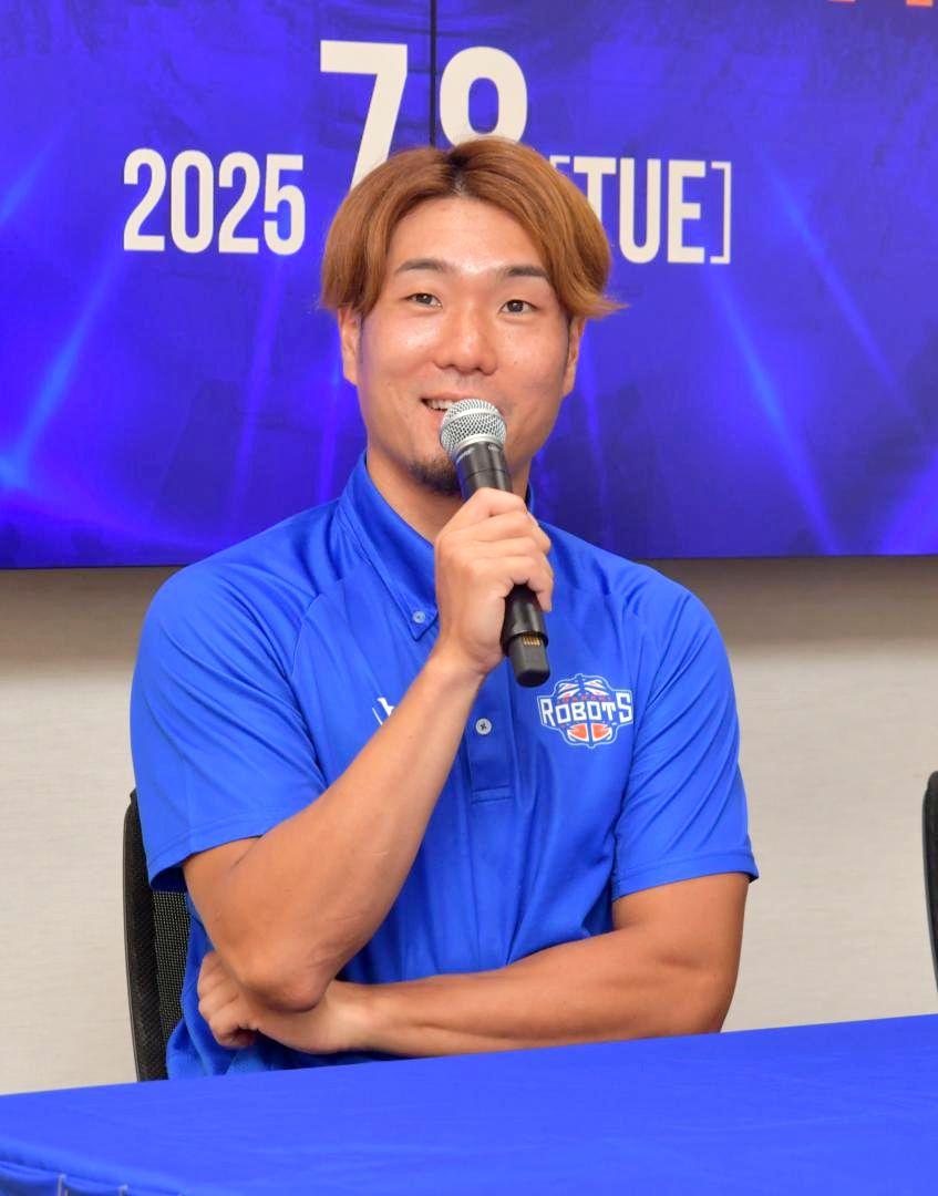 茨城ロボッツに加入し意気込みなどを語った小島元基=水戸市内