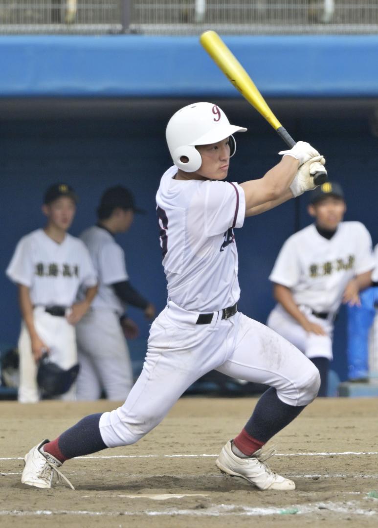 石岡商―東海 4回裏石岡商2死一、二塁、山本が右前に適時打を放つ=ノーブルホーム水戸