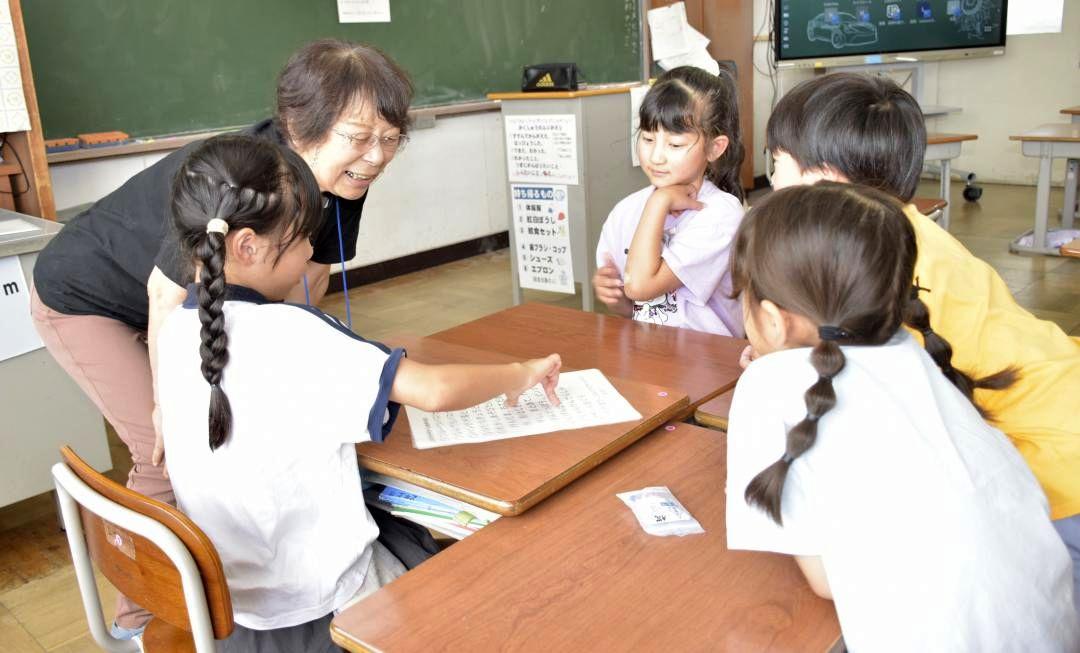 サポーターに相談しながら活動計画を立てる児童=日立市助川町
