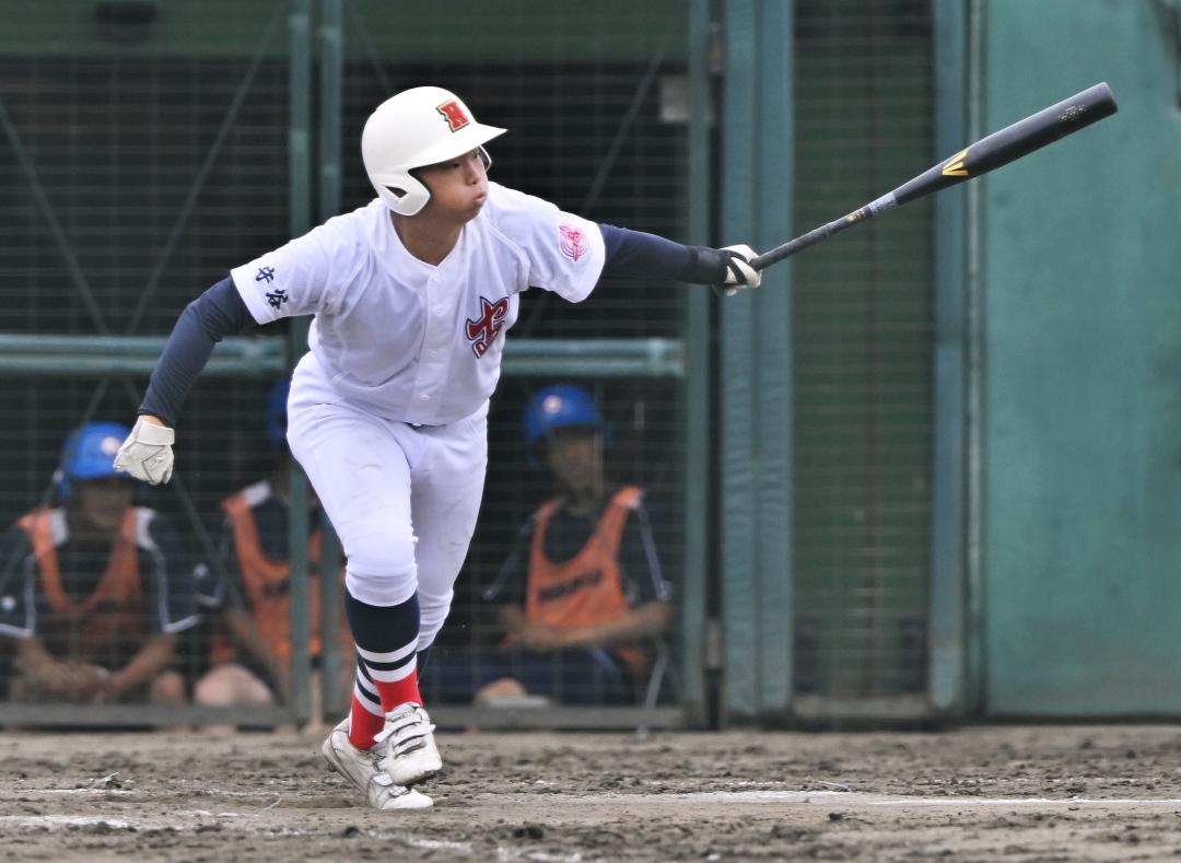茨城―守谷　4回表守谷2死一、二塁、冨田昊が中前に適時打を放つ=笠間市民
