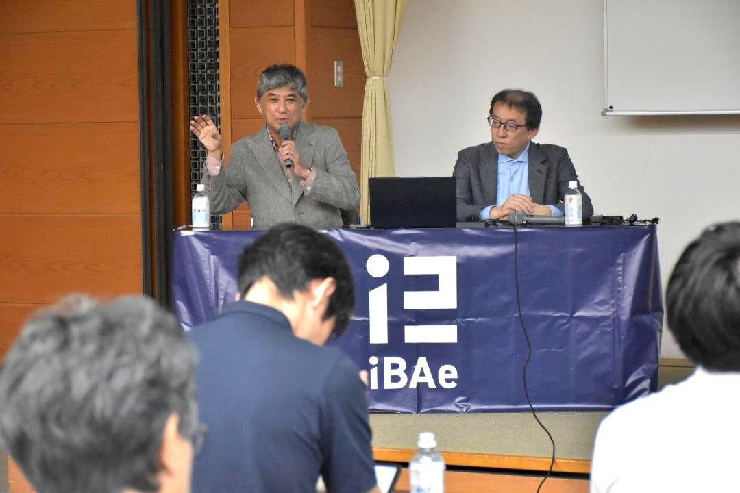 企業会計とeスポーツの親和性を解説する岡崎孝太郎氏(左)と筧誠一郎氏=水戸市柵町
