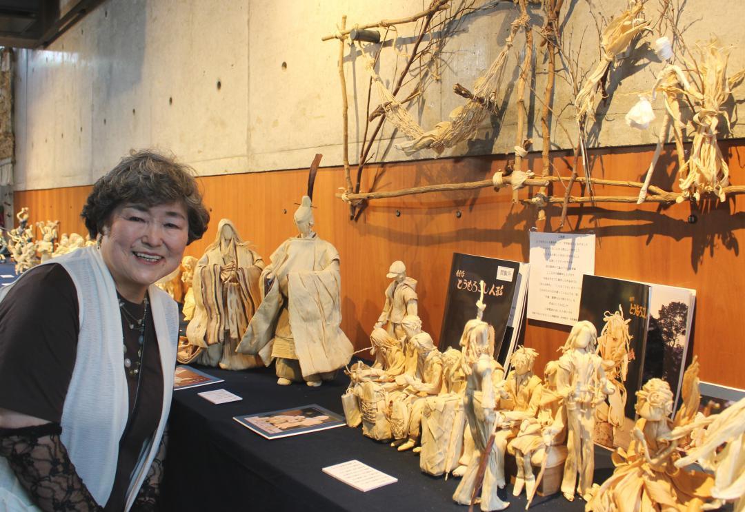 トウモロコシの皮を使って人形を制作するひたちなか市の木村拓子さん=水戸市南町

