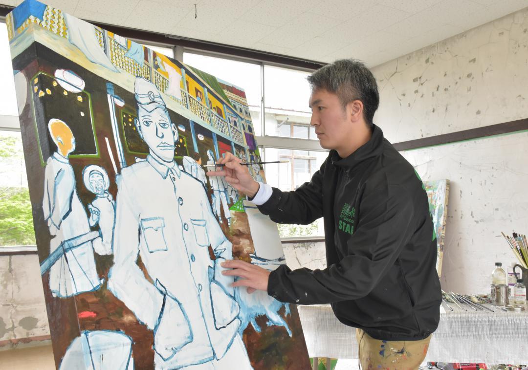 義勇軍と戦争を絵で表現する弓指寛治さん=水戸市内
