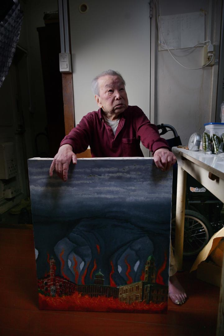 横浜大空襲で見た光景を描いた絵を前に「後の世代にあの戦争を伝えたい」と語る増田成之さん=4月15日、横浜市戸塚区(木田亜紀彦撮影)
