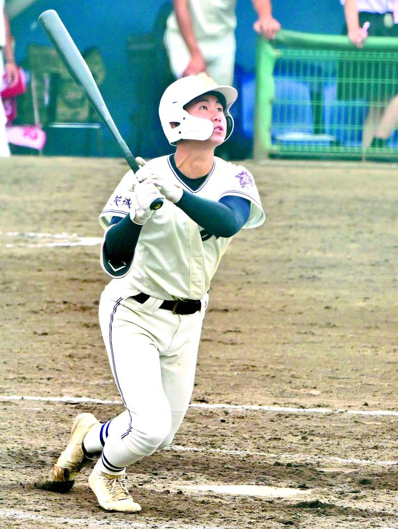下館一―下妻一 4回裏下妻一、1死満塁、谷口が満塁本塁打を右翼席に放つ=笠間市民