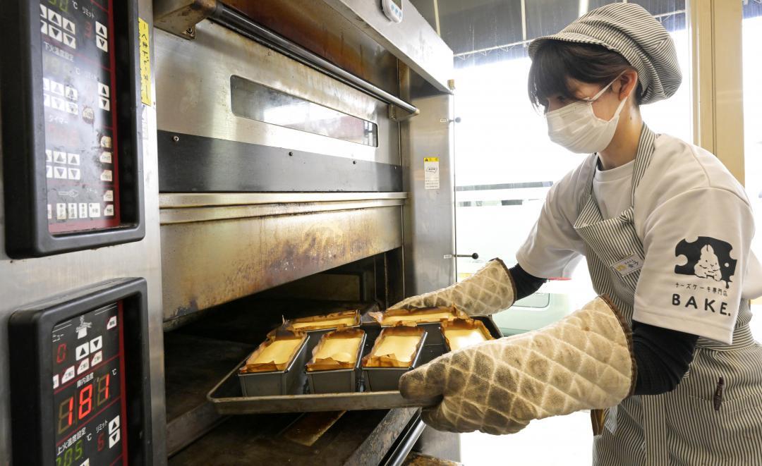 三段窯でチーズケーキや焼き菓子を毎日焼き上げる