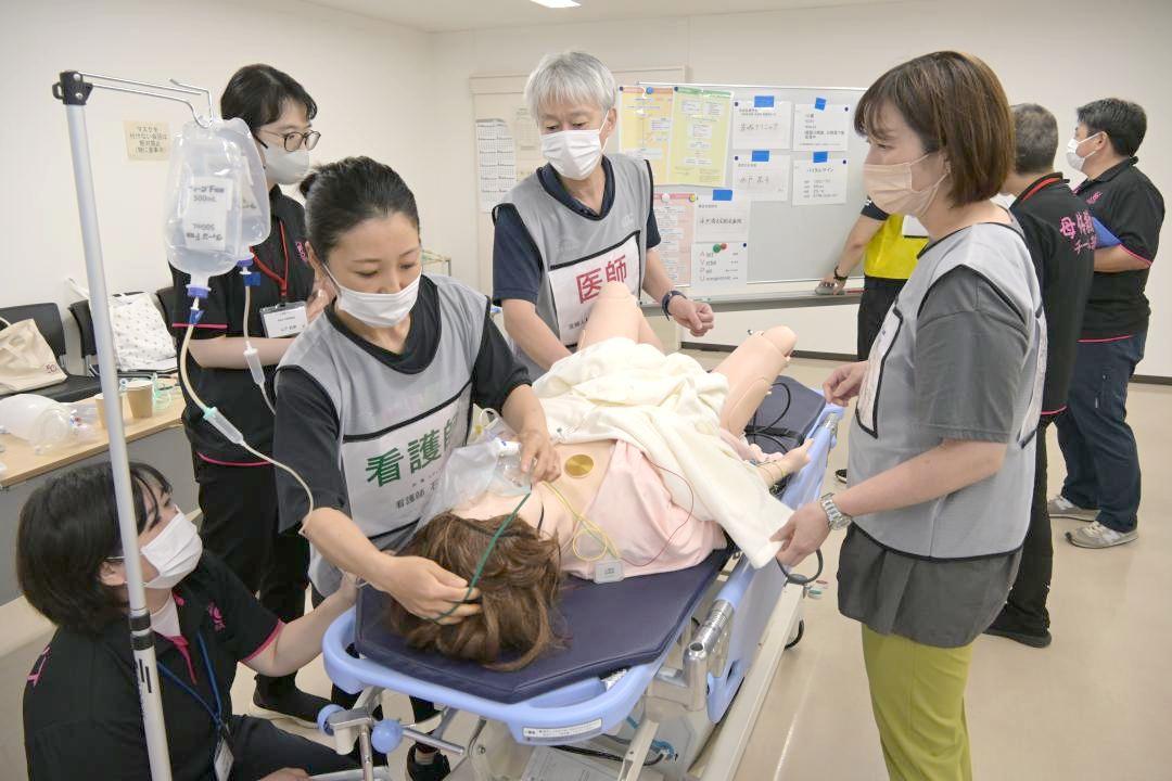 医師や助産師などが母体急変時の対応法を学んだ研修会=笠間市鯉淵