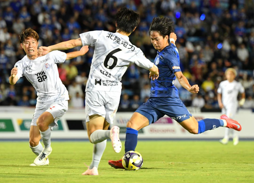 水戸-富山 後半11分、先制ゴールを決める水戸・斎藤(右)=ケーズデンキスタジアム水戸