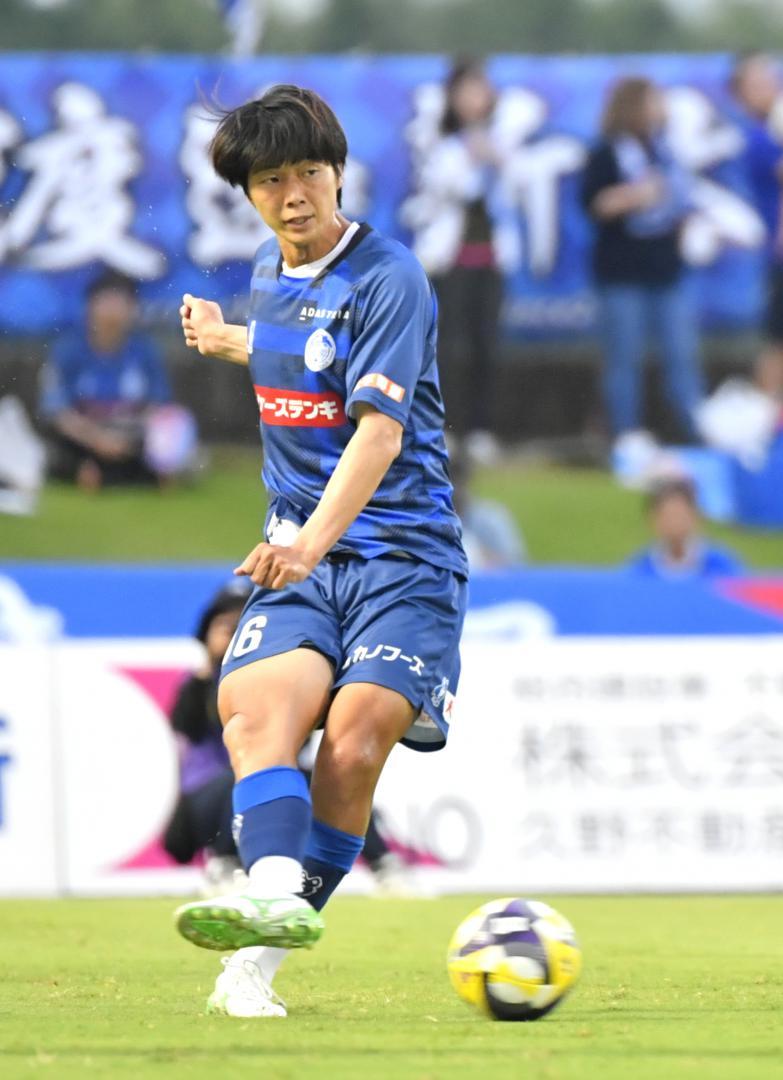 水戸-富山 前半24分、味方にパスを出す水戸・塚川=ケーズデンキスタジアム水戸
