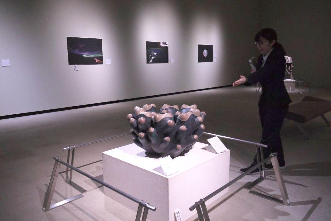 夏季企画展に展示された小峰尚さんの「神の視座-宇宙モデル-」=筑西市丙