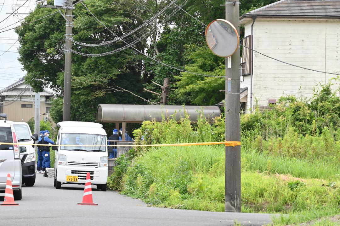 男性の遺体が発見された住宅を調べる捜査員ら=13日午前11時ごろ、河内町下加納