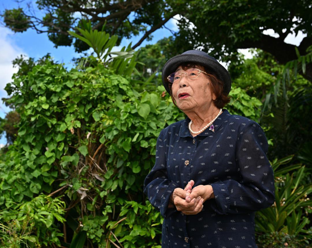 最初に身を隠したガマの近くに立つ照屋苗子さん。「ここで投降できれば家族は犠牲にならなかった」と語った=6月17日、那覇市首里寒川町(喜屋武綾菜撮影)