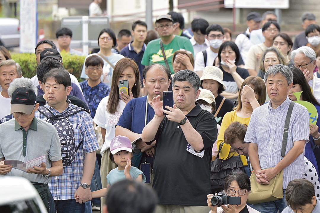 候補者の街頭演説に聞き入る人たち=12日、つくばみらい市内(画像の一部を加工しています)