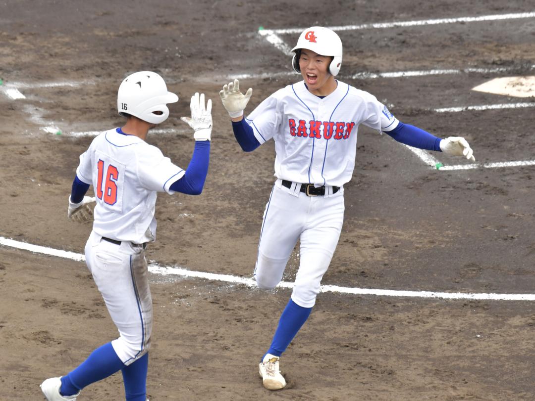 鹿島学園‐土浦二 1回裏鹿島学園1死二、三塁、田野の2点適時打で二走の船橋(右)が生還する=ジェイコム土浦