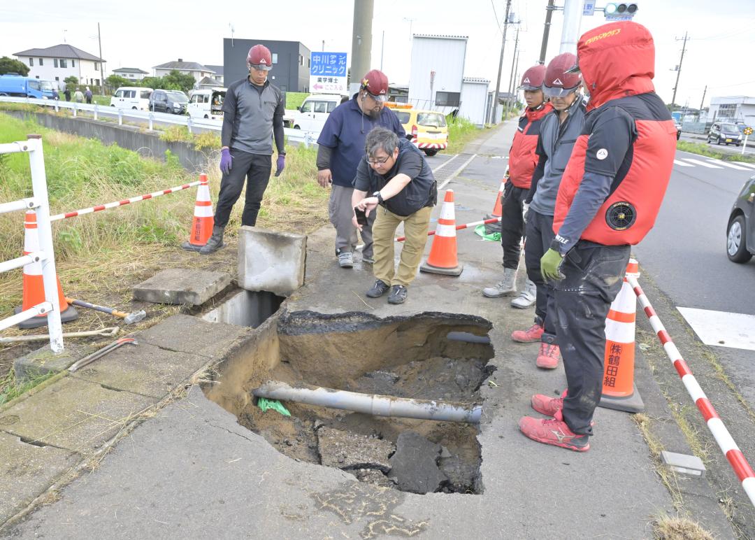 陥没した歩道=午後6時ごろ、那珂市後台