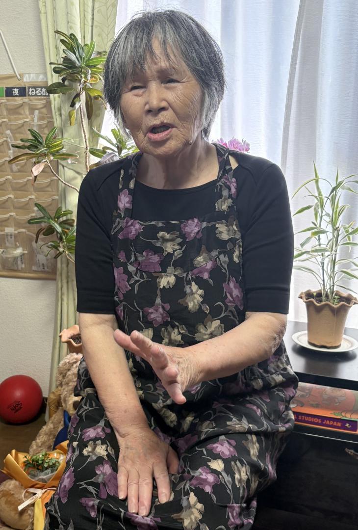 「ウクライナ戦争で家族を失った子どもたちが自分と重なる」と語る美馬礼子さん=徳島市八万町夷山の美馬さん宅