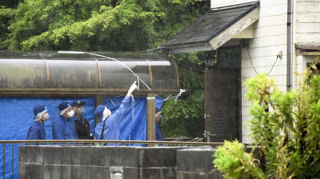 男性の遺体が見つかった住宅を調べる県警の捜査員ら=15日午前11時26分、河内町下加納