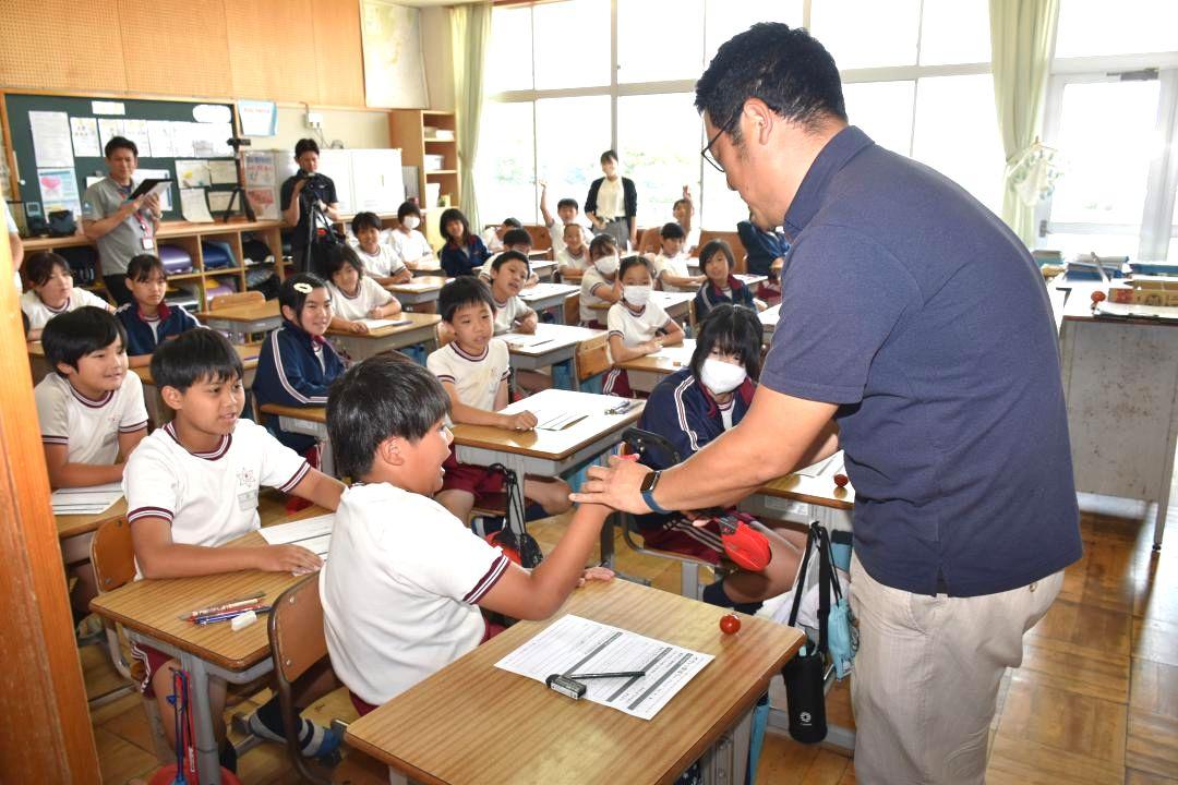 地元生産者の話を聞く旭東小の児童たち=鉾田市荒地
