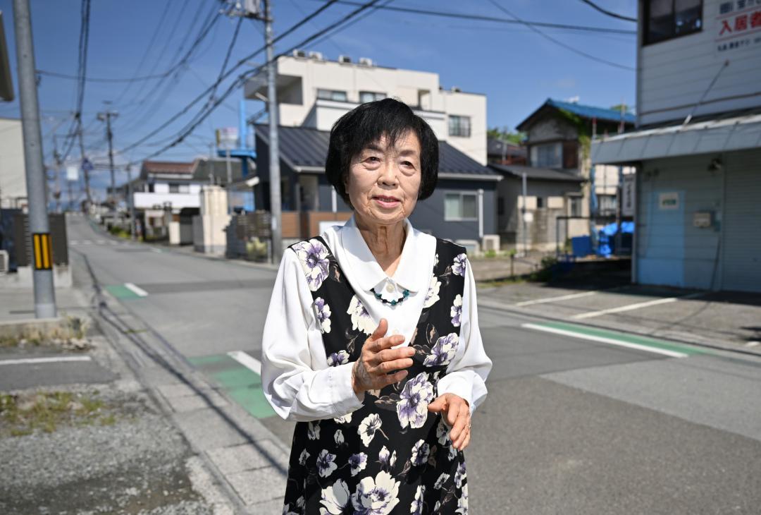 自宅があった場所付近で甲府空襲の惨状を語る入倉武津子さん=甲府市宝(撮影・橘田俊也)
