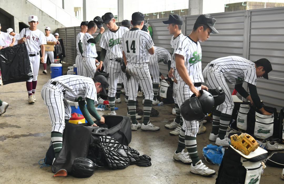 雨の影響で継続試合となり、道具を片付けるつくば秀英の選手たち=16日午前11時29分、ジェイコム土浦