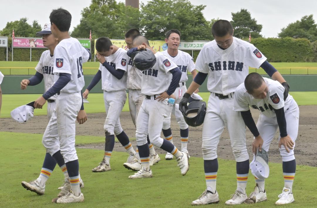 大子清流―茨城キリスト 接戦で敗れ、泣き崩れる茨城キリストの選手たち=ひたちなか市民