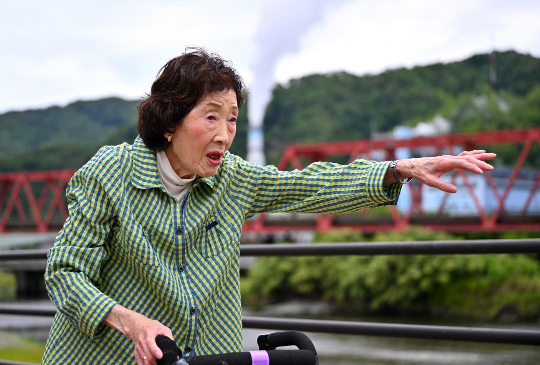 製鉄所付近で艦砲射撃があった日を振り返る佐々木テルさん。幾多の災禍を乗り越え、命の重みを次代へ訴える=6月16日、岩手県釜石市大渡町
