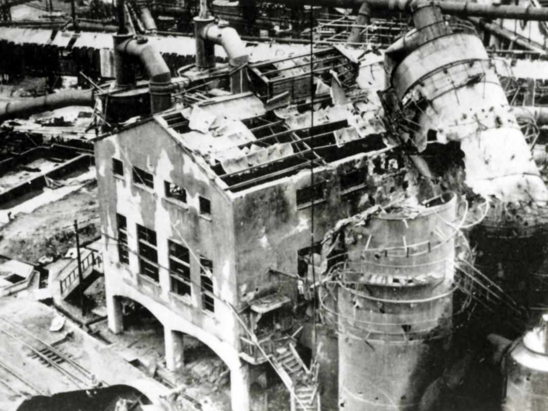 釜石艦砲射撃で甚大な被害を受けた製鉄所(市郷土資料館提供)