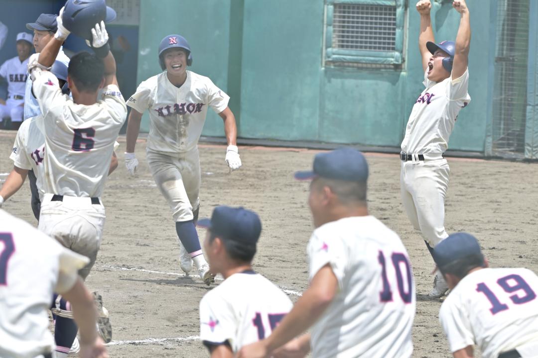 境―岩瀬日大　9回裏岩瀬日大1死一、二塁、草間が左前にサヨナラ適時打を放ち、二走・粟野が生還し喜ぶ岩瀬日大ナイン=笠間市民