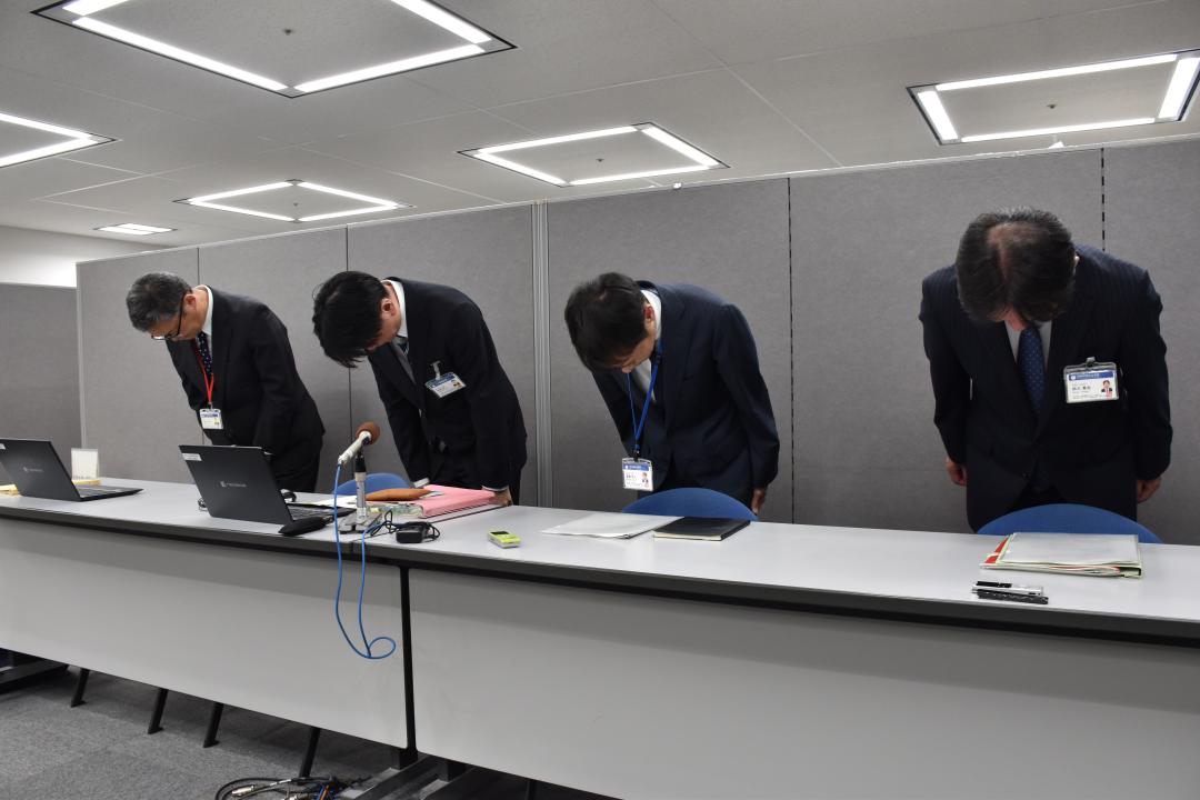 謝罪する産業戦略部や総務部の管理職たち=水戸市笠原町の県庁