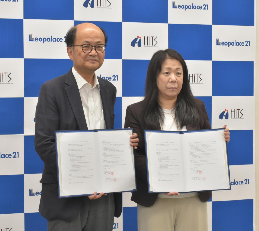 外国人材のための住居支援に関する協定締結式に臨む上原健一理事長(左)とブラコ理可執行役員=日立市西成沢町