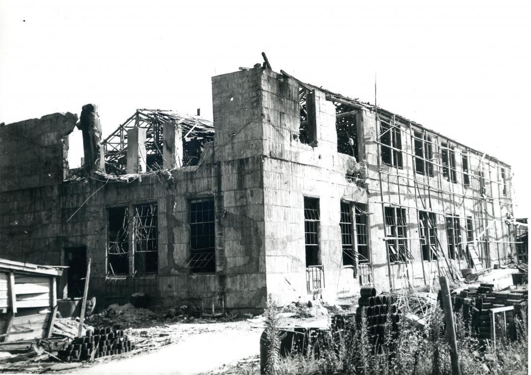 艦砲射撃で破壊された日立製作所多賀工場航空重機工場=1945年7月(日立市郷土博物館提供)