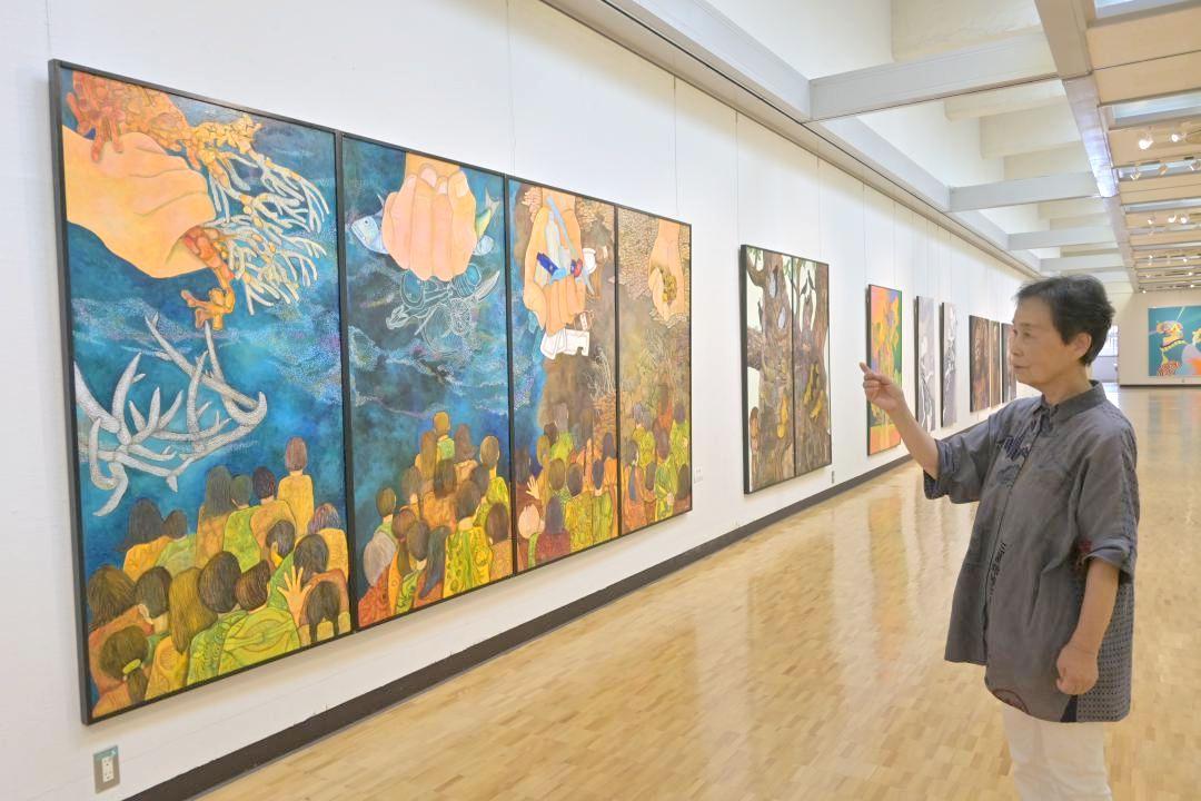 作品に込めた思いを説明する大石展子代表=水戸市千波町
