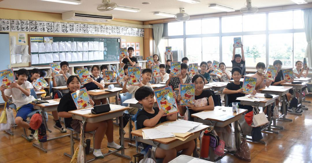 担任教諭から宿題などを受け取り夏休みに胸躍らせる児童ら=那珂市東木倉
